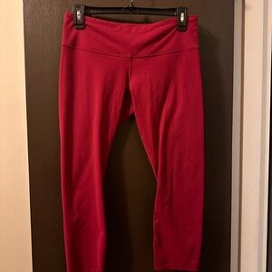 Lululemon Berry Wunder Under
Cropped Capri Leggings // Size 8